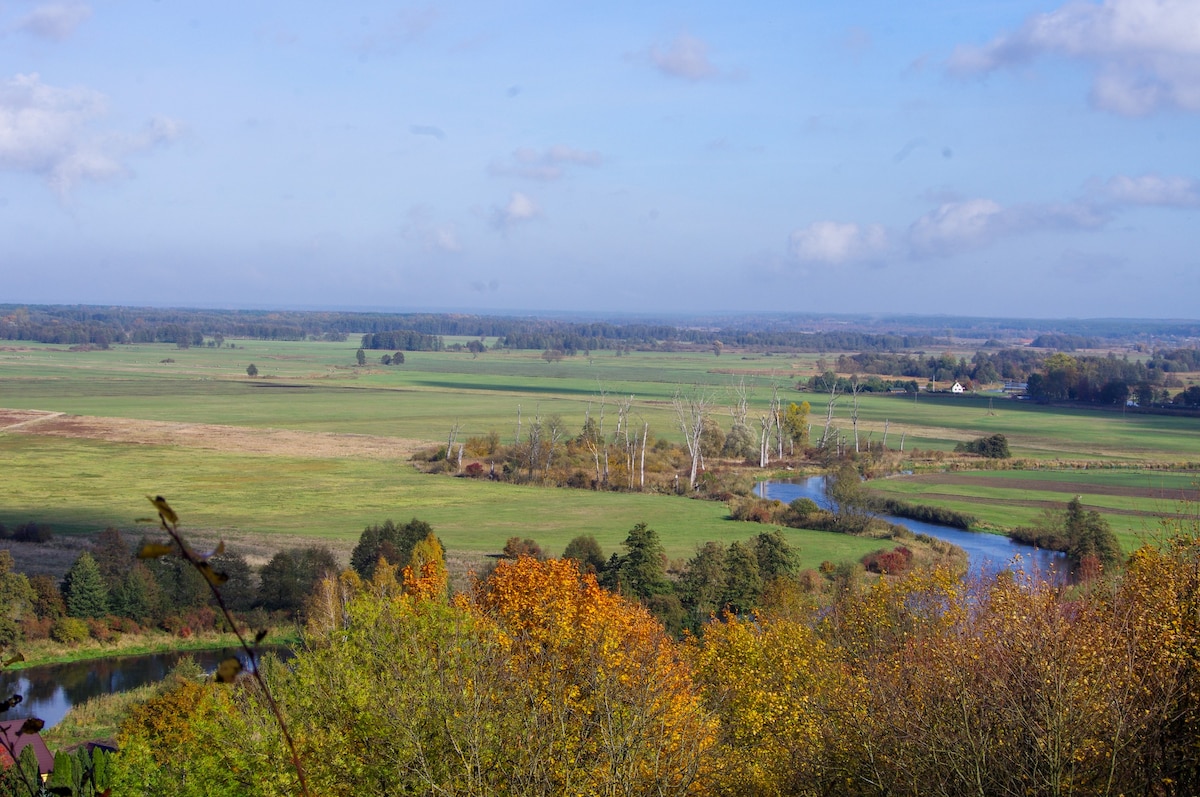 Domek nad rzeką wśród wzgórz i Puszczy Noteckiej