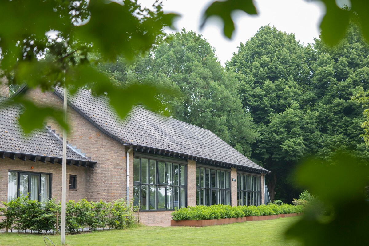 Luxe overnachten in verbouwde school met hottub.