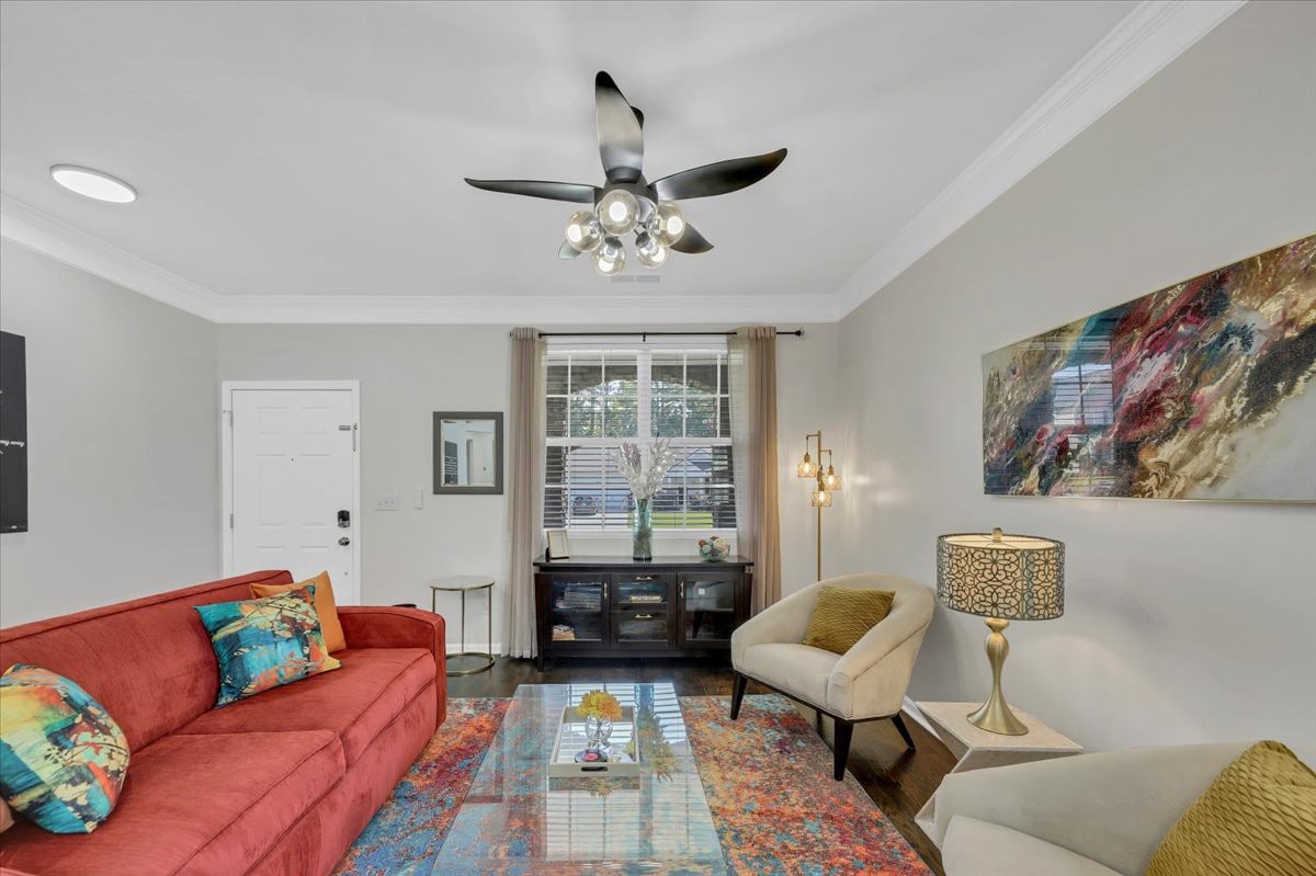 Liz's Houzz-Luxe Escape-Mins to Area Attractions