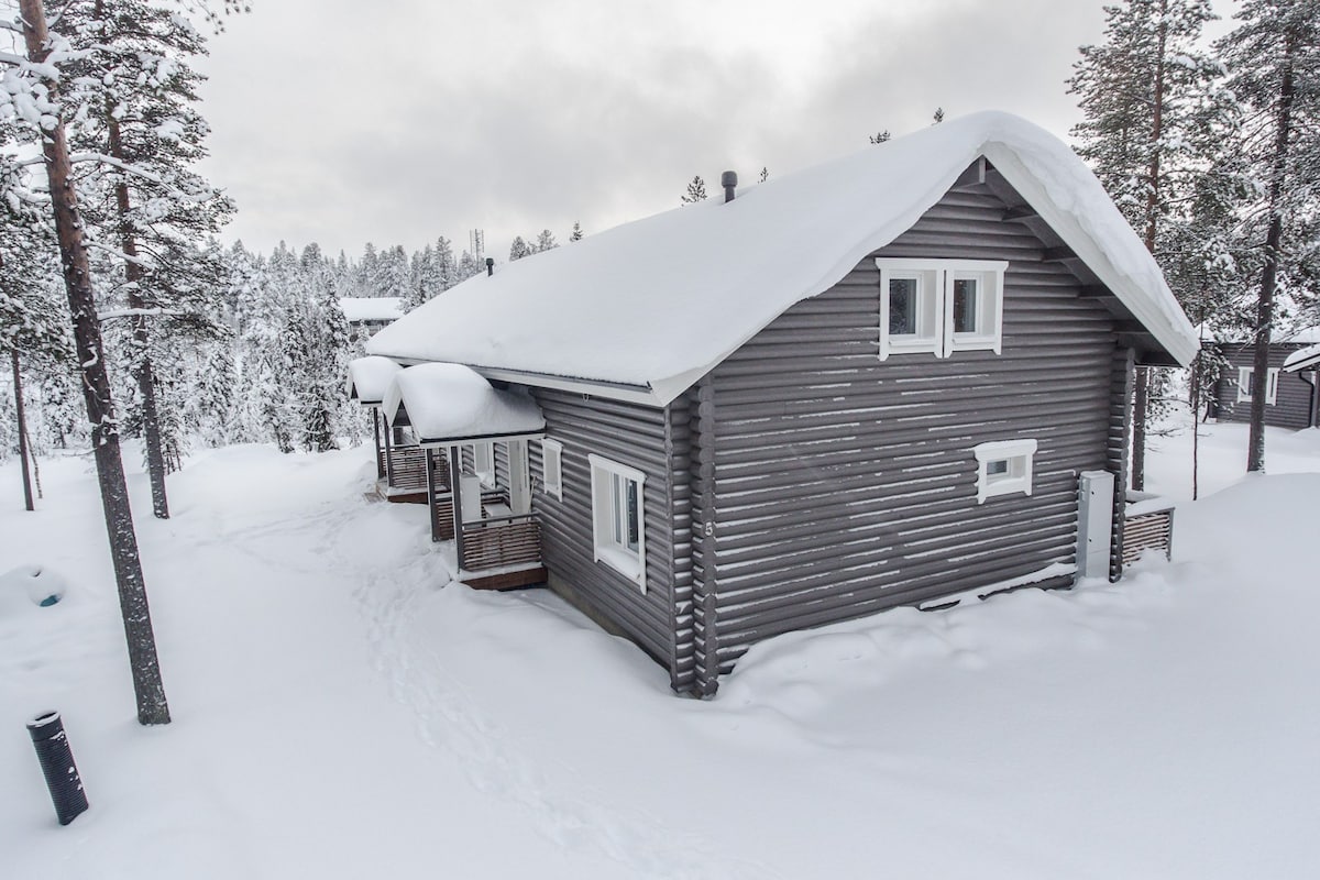Cozy cabin with private jacuzzi! Lumikkolenkki A
