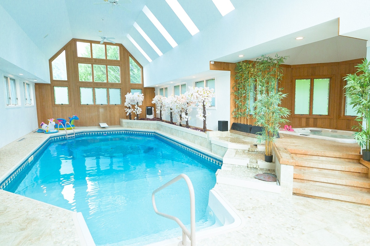 Spacious Luxury Getaway, Indoor Pool + Hot Tub