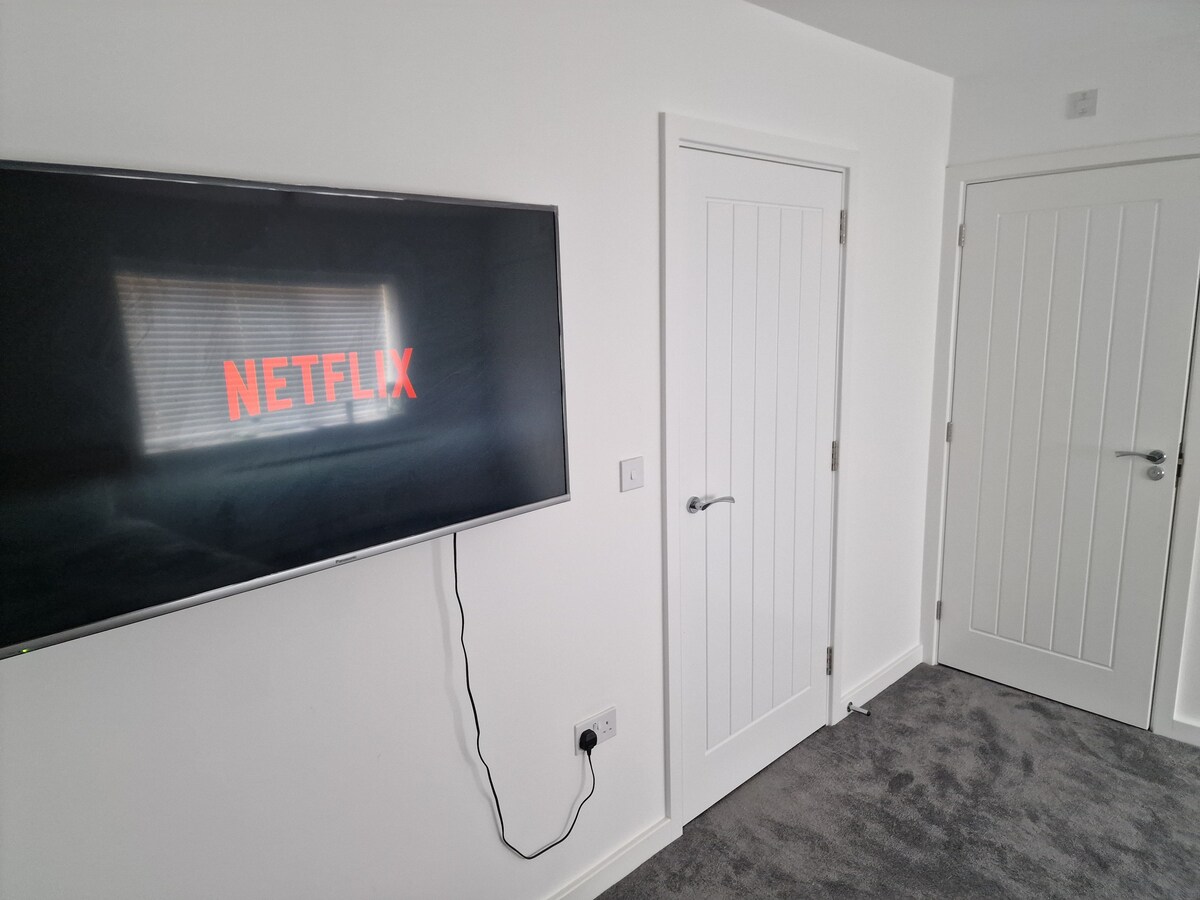 Large room, with Netflix, Wifi