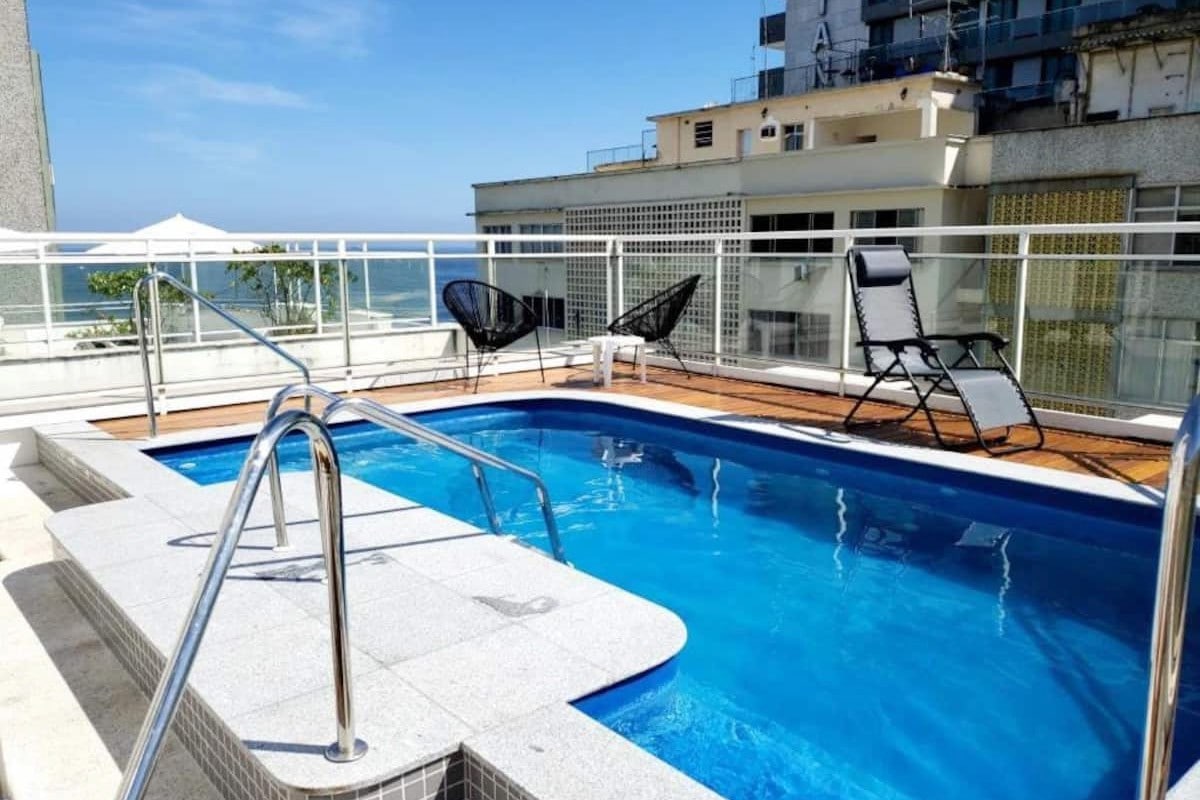 Apartamento na quadra do mar com piscina