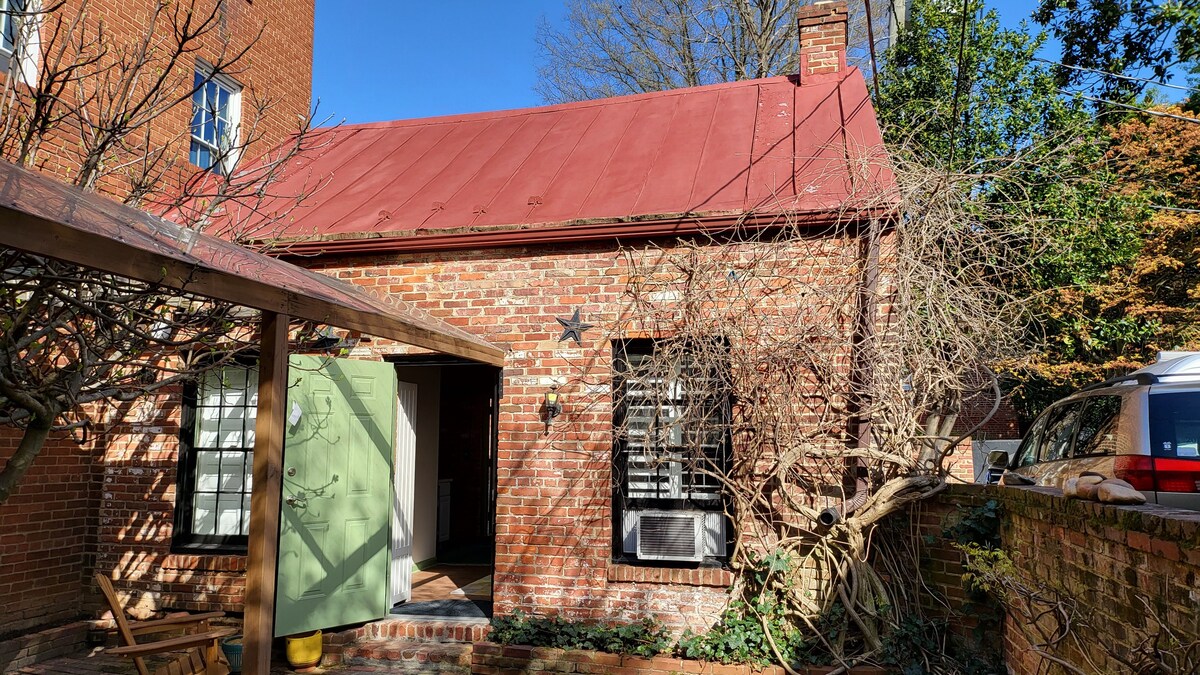 Historic Carriage House in Old Town Alexandria