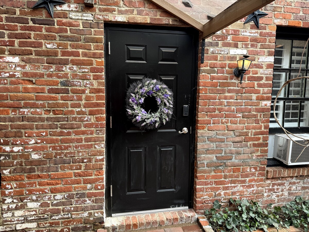 Historic Carriage House in Old Town Alexandria