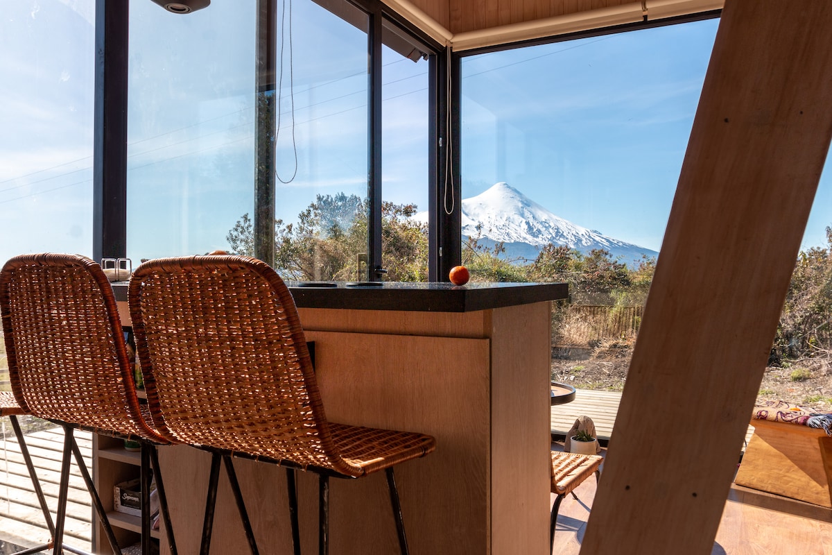 带火山景的微型住宅