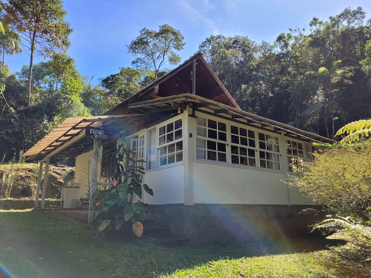 Chalé na floresta, à beira rio