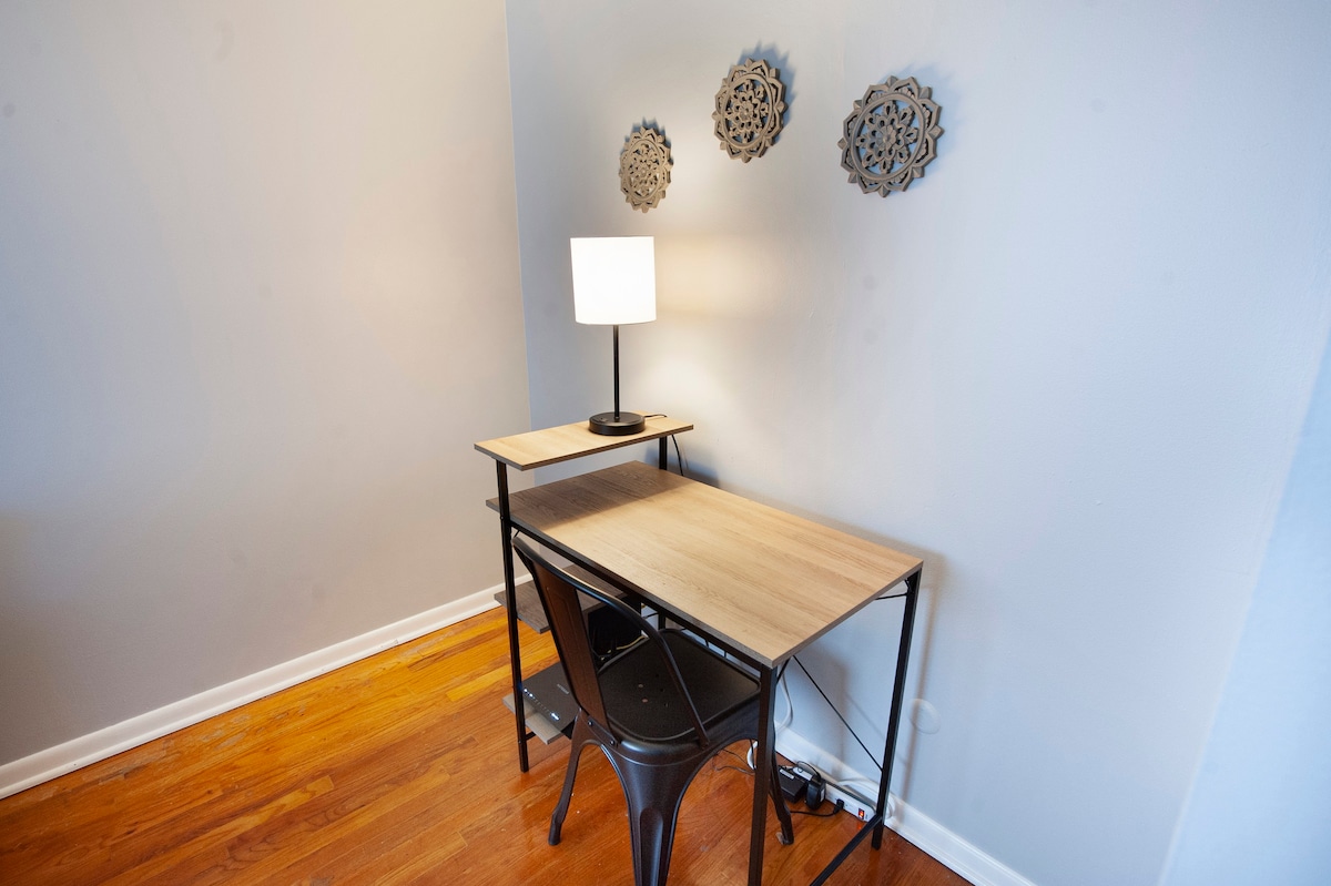 2/1 Charming Townhome under a mile to 161 & 71!