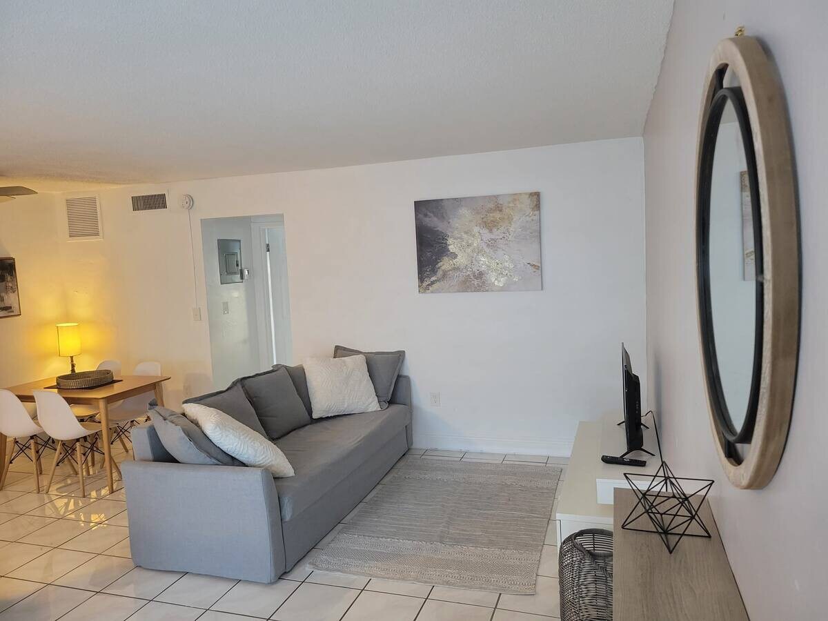 Apt in South Beach Free Parking & Balcony ! !