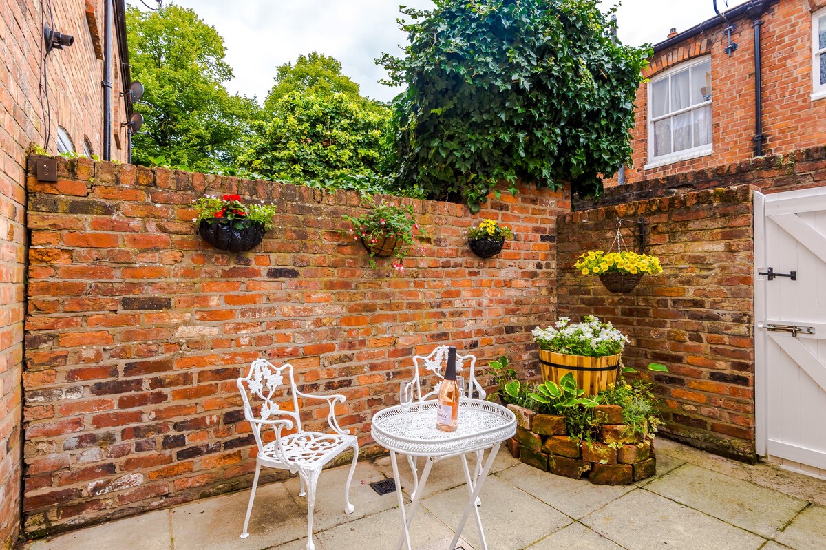Quaint and Characterful Cottage in the City Centre