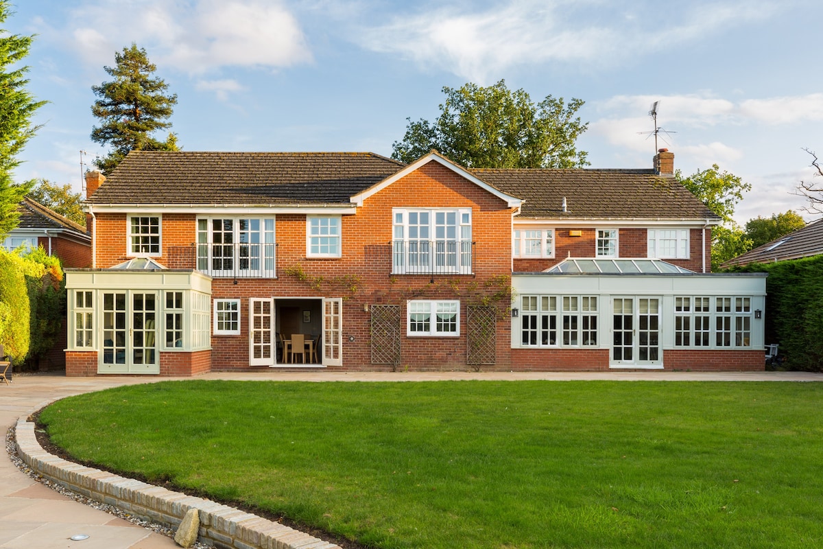 Luxurious Riverside 4 Bed Family Home, Tiddington