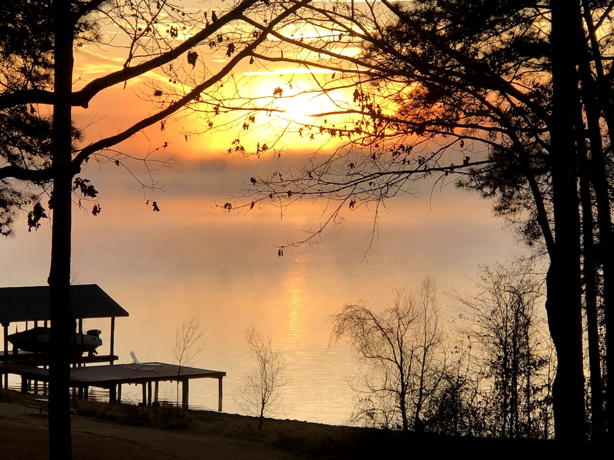 Serene Suite on the Lake