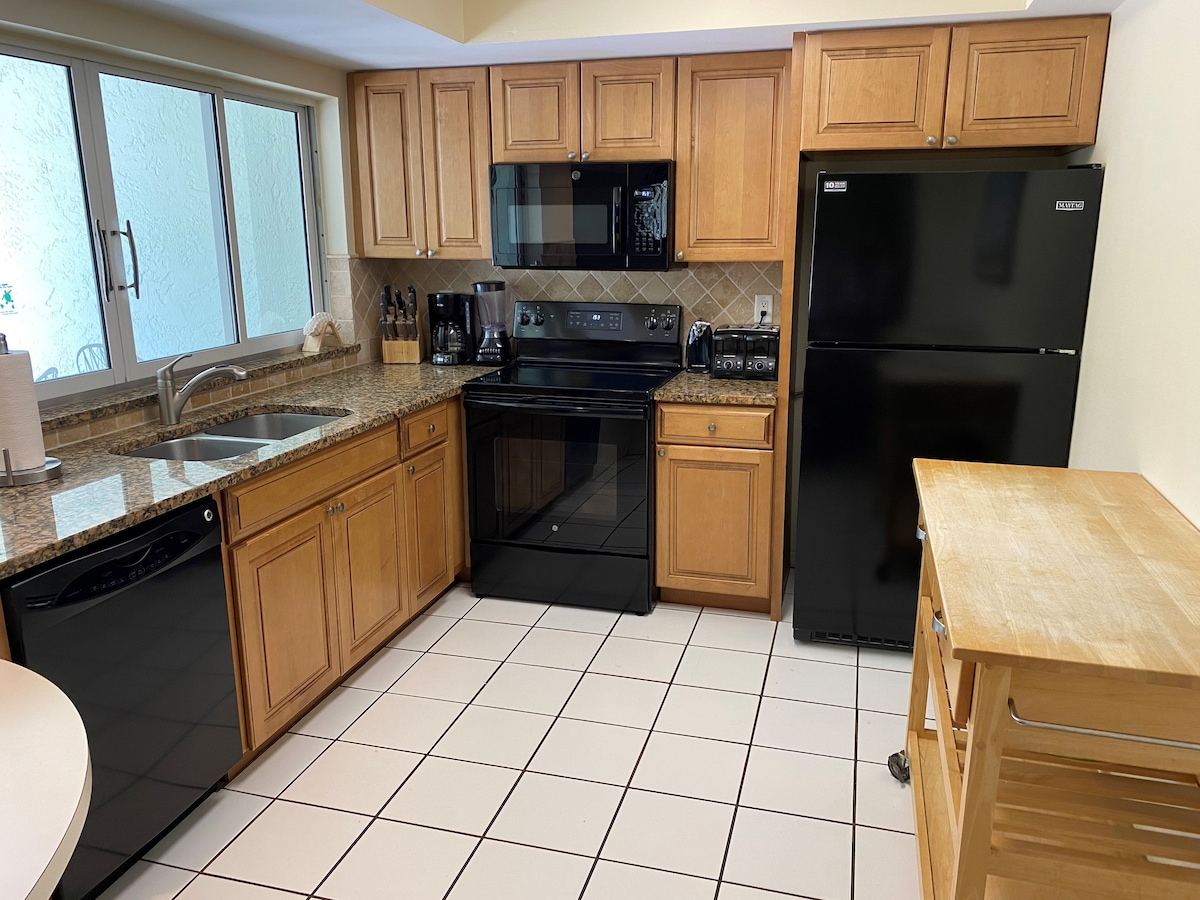 2BR Siesta Key Condo Walkway Access to the Beach