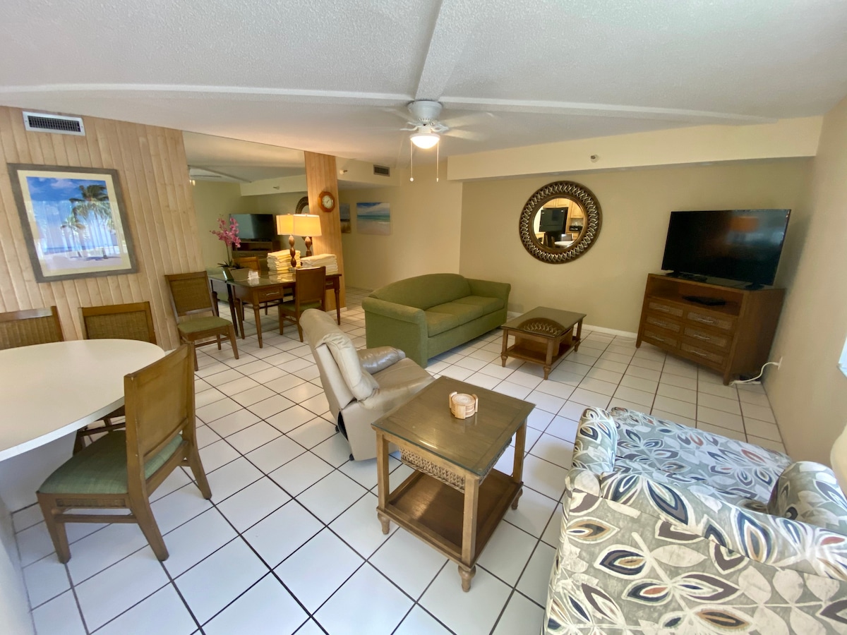 2BR Siesta Key Condo Walkway Access to the Beach