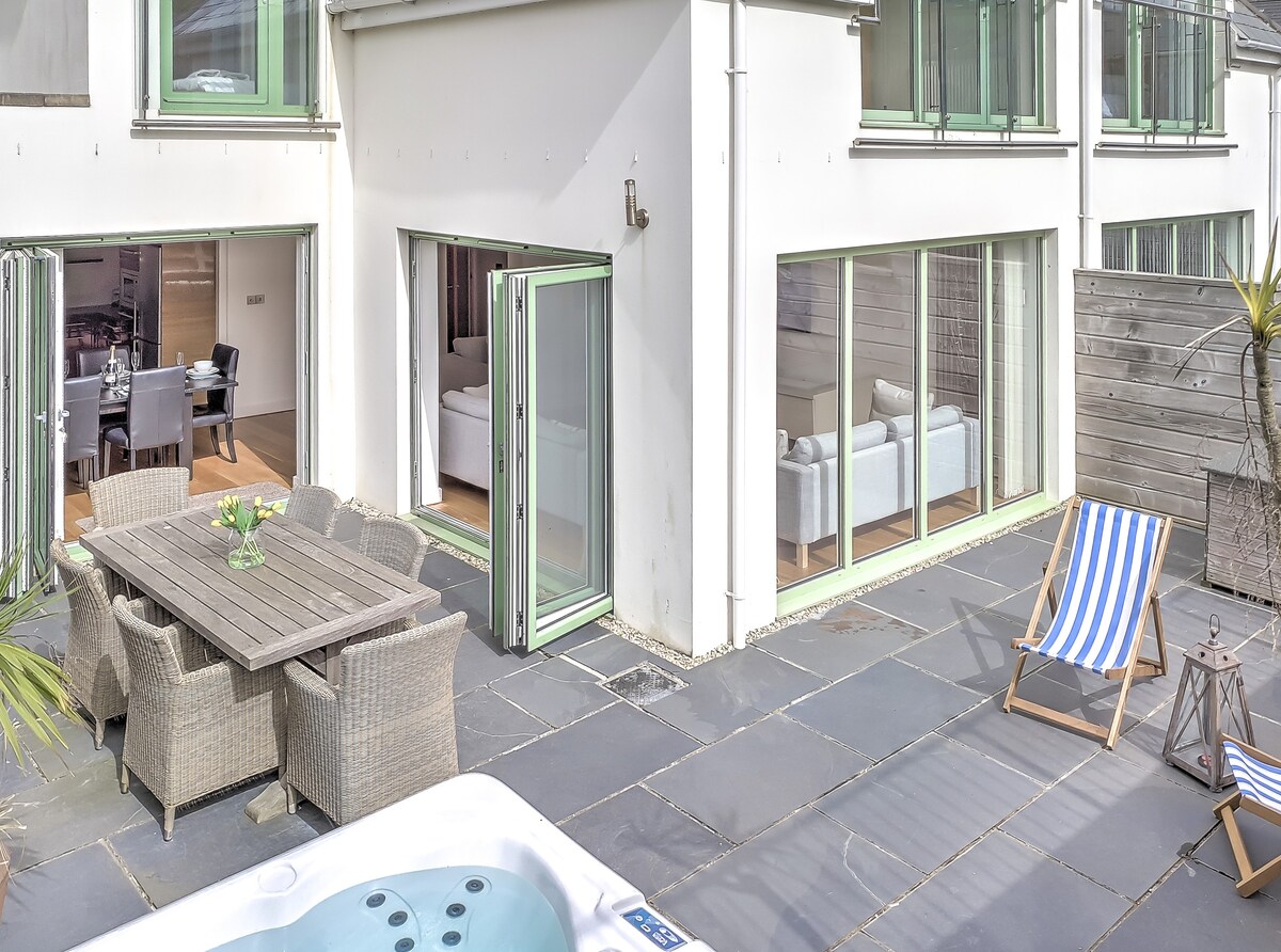 Award Winning Flat with Private Hot Tub & Parking
