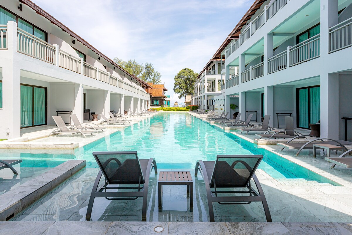 Khaolak Emerald Resort -泳池通道和早餐