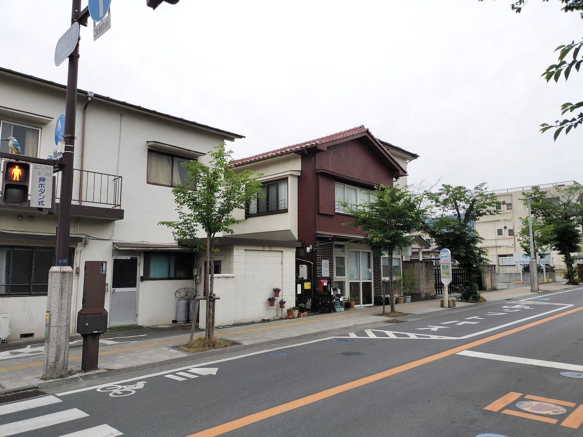 甲府駅から歩いて12分、武田通りにある便利なゲストハウスです。近くには温泉、富士山、河口湖、舞鶴城