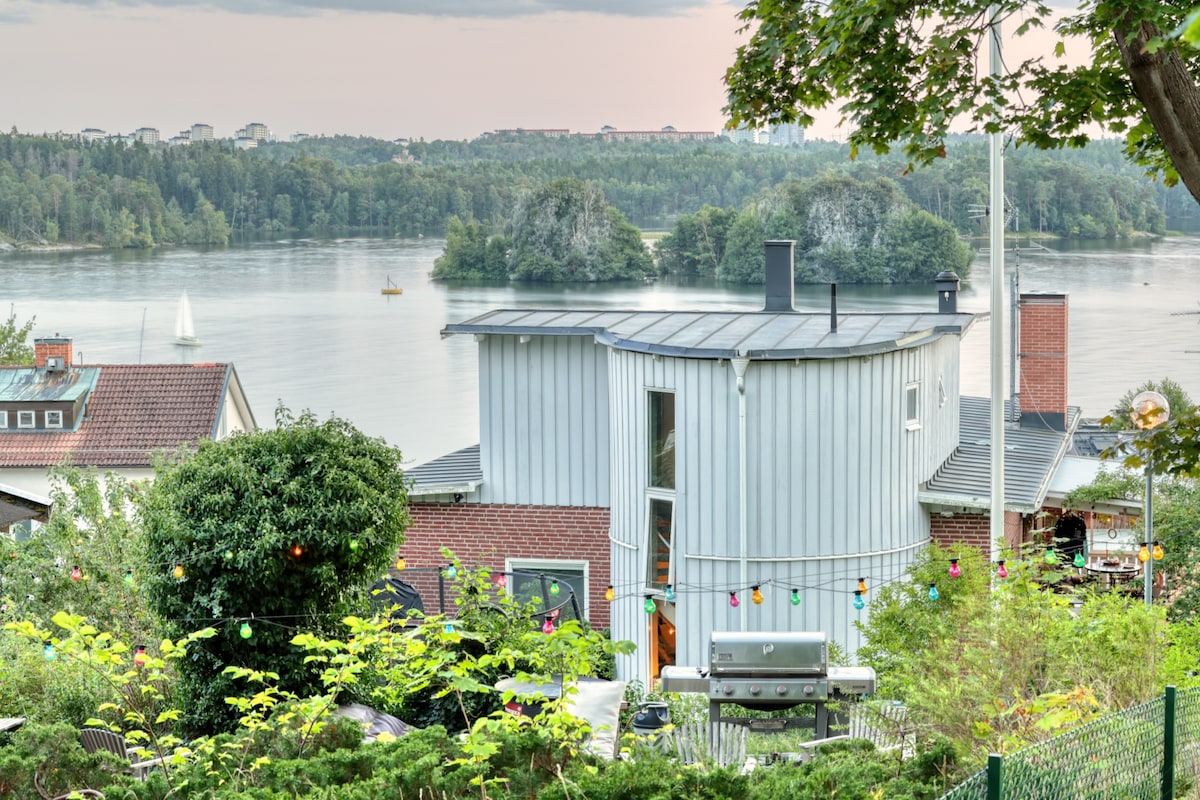 Penthouse apartment by marina. Stunning lake view.