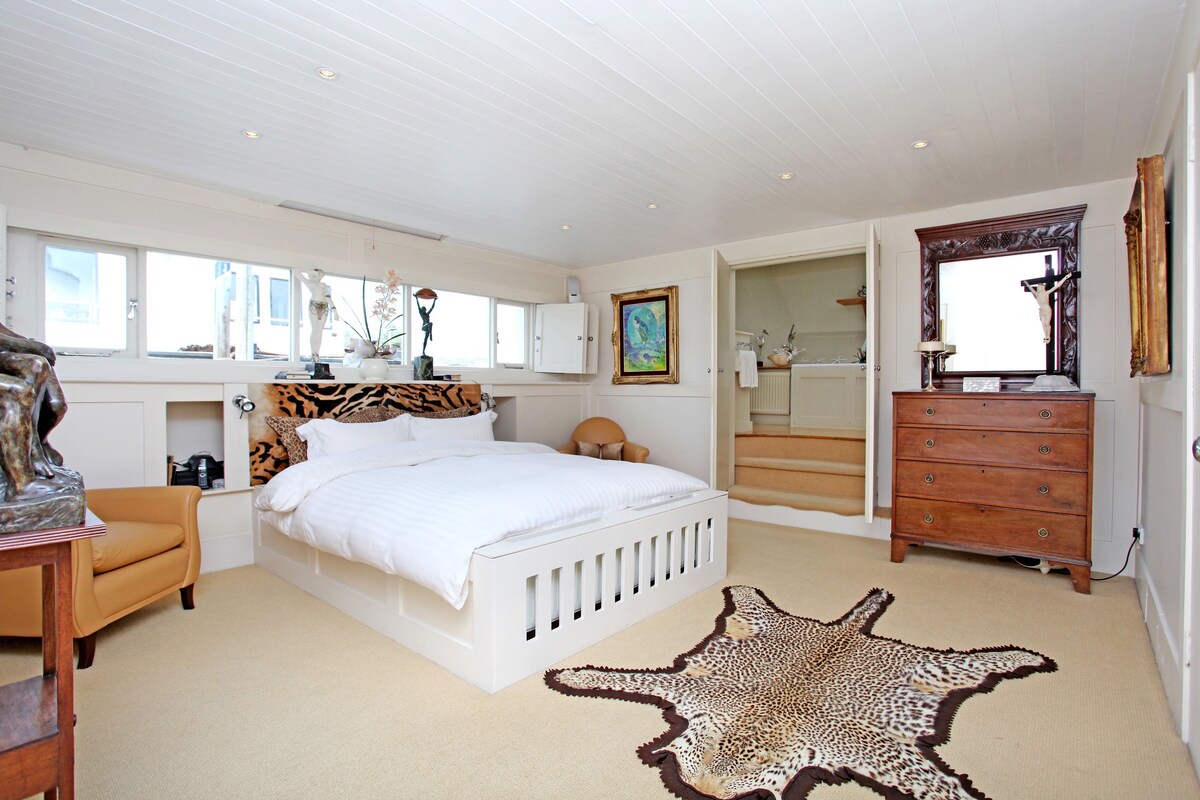 Exceptional residential barge 2-3 bedroom suites