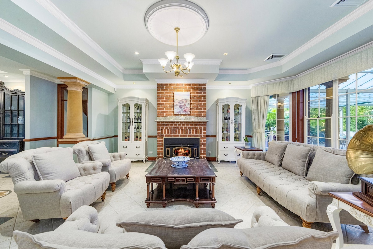 Luxury Dural Escape: 5BR House with Pool & Games