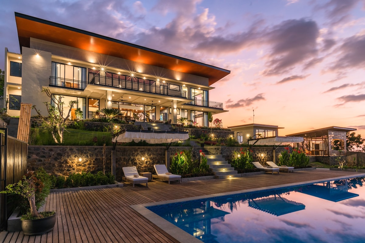 Luxury & Beautiful Dream Getaway Villa In Lovina