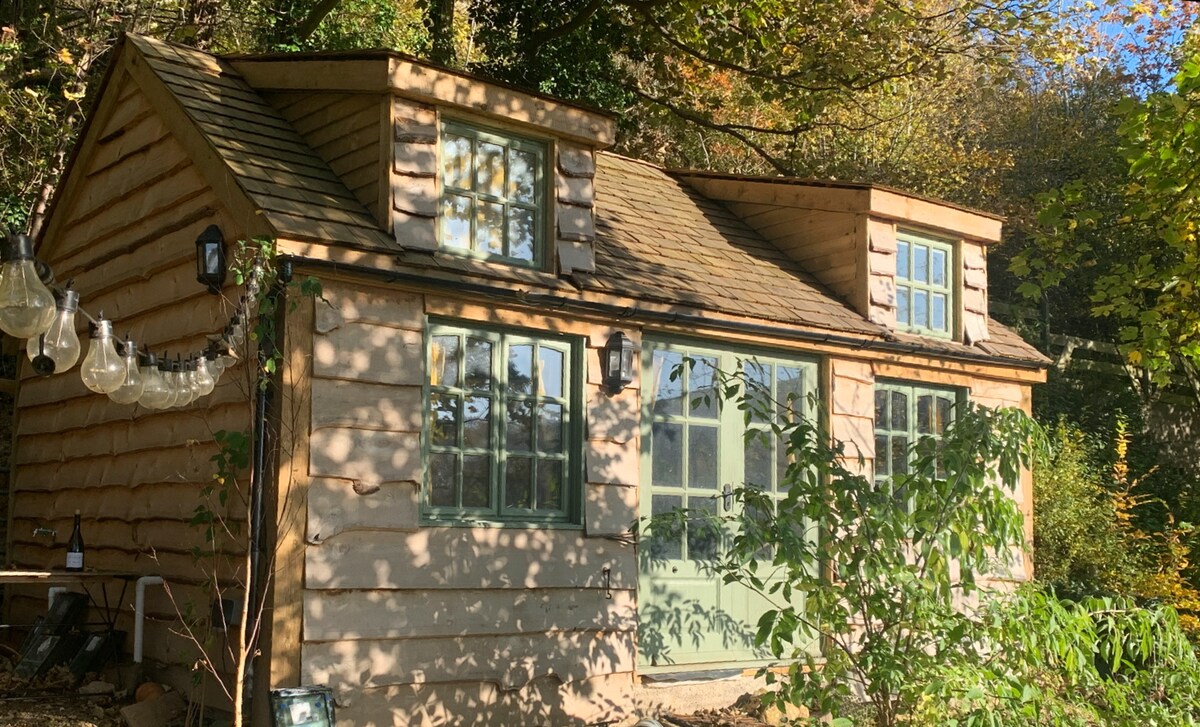 Rustic Cotswold Cabin with stunning views & walks