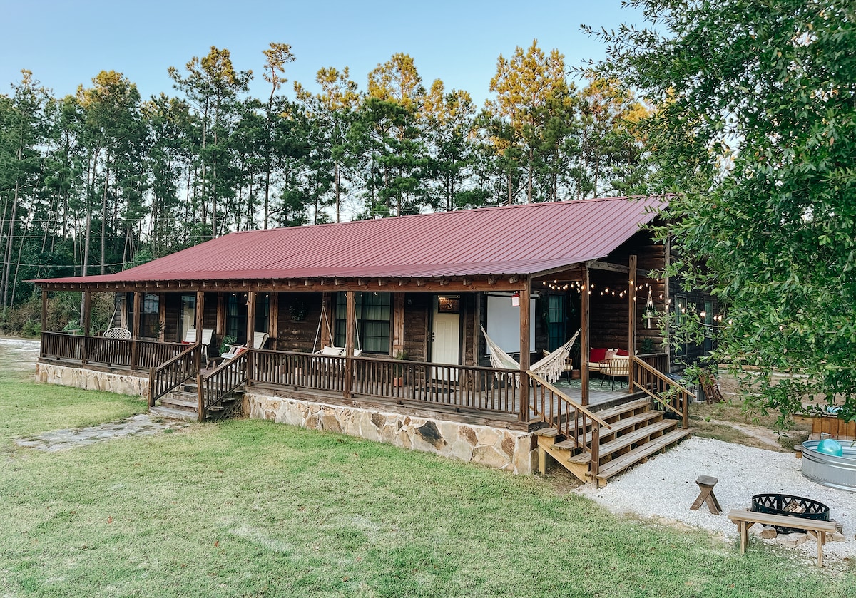 Charming Cabin / Hot Tub / Farm Animals / Hiking