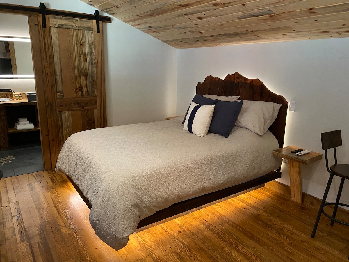 Drake's Hideaway @Aspen Hollow: Luxury Tiny Cabin