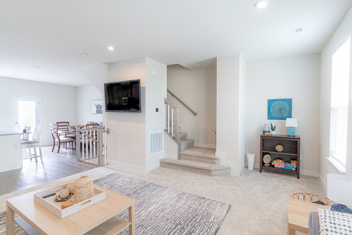 Brand New Townhome - Family and Dog Friendly