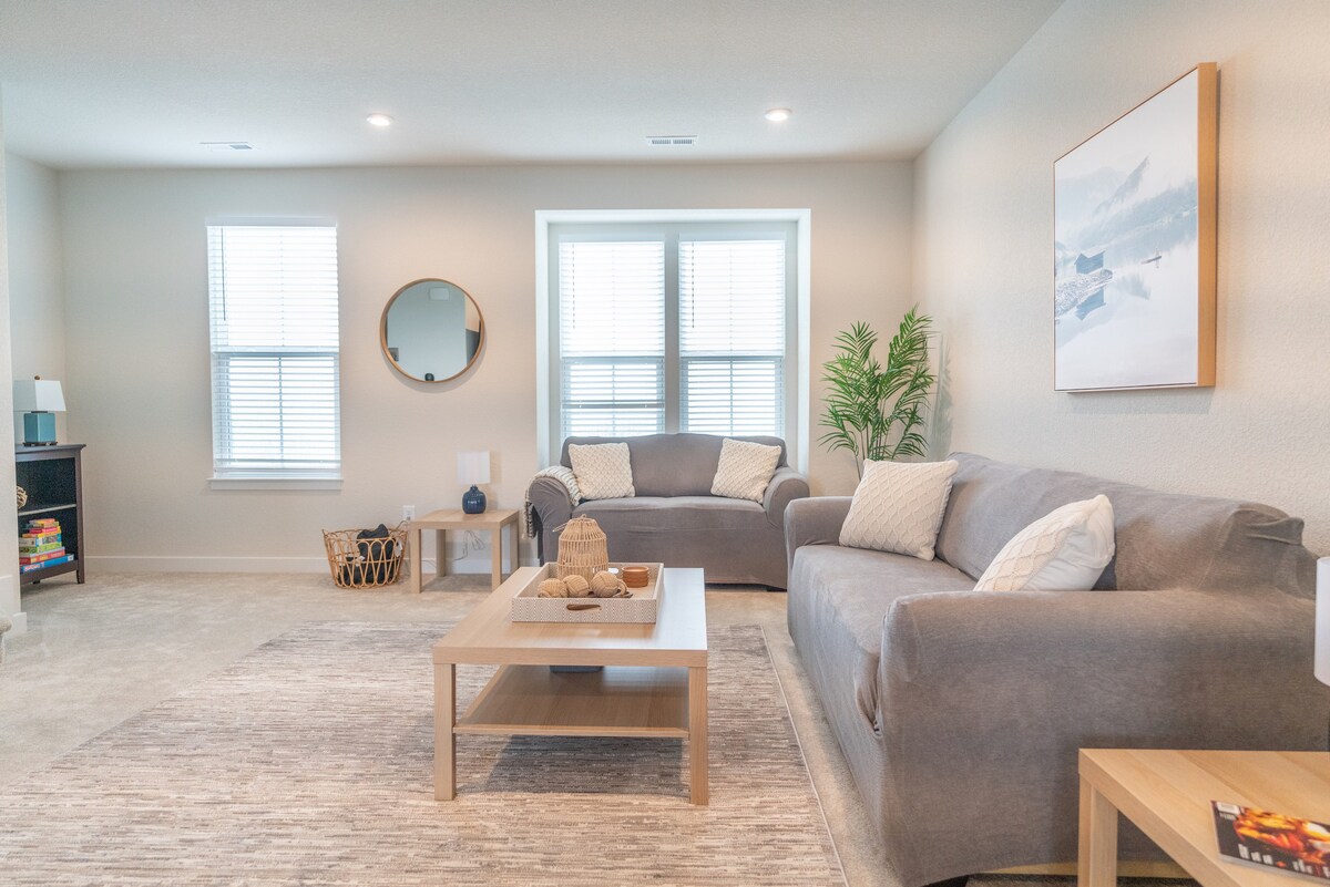 Brand New Townhome - Family and Dog Friendly