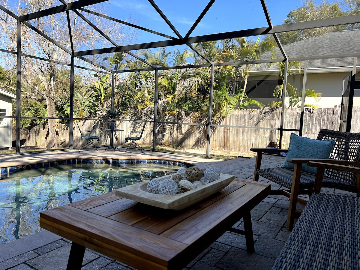 Safety Harbor Retreat off Main St! Pool & Privacy!