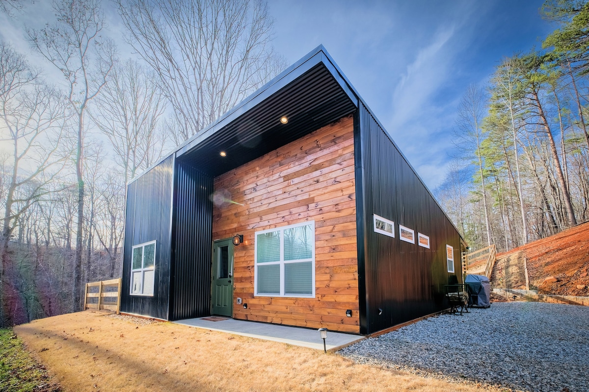 The Dogwood Cabin
2.2 miles from Lily Creek Farm