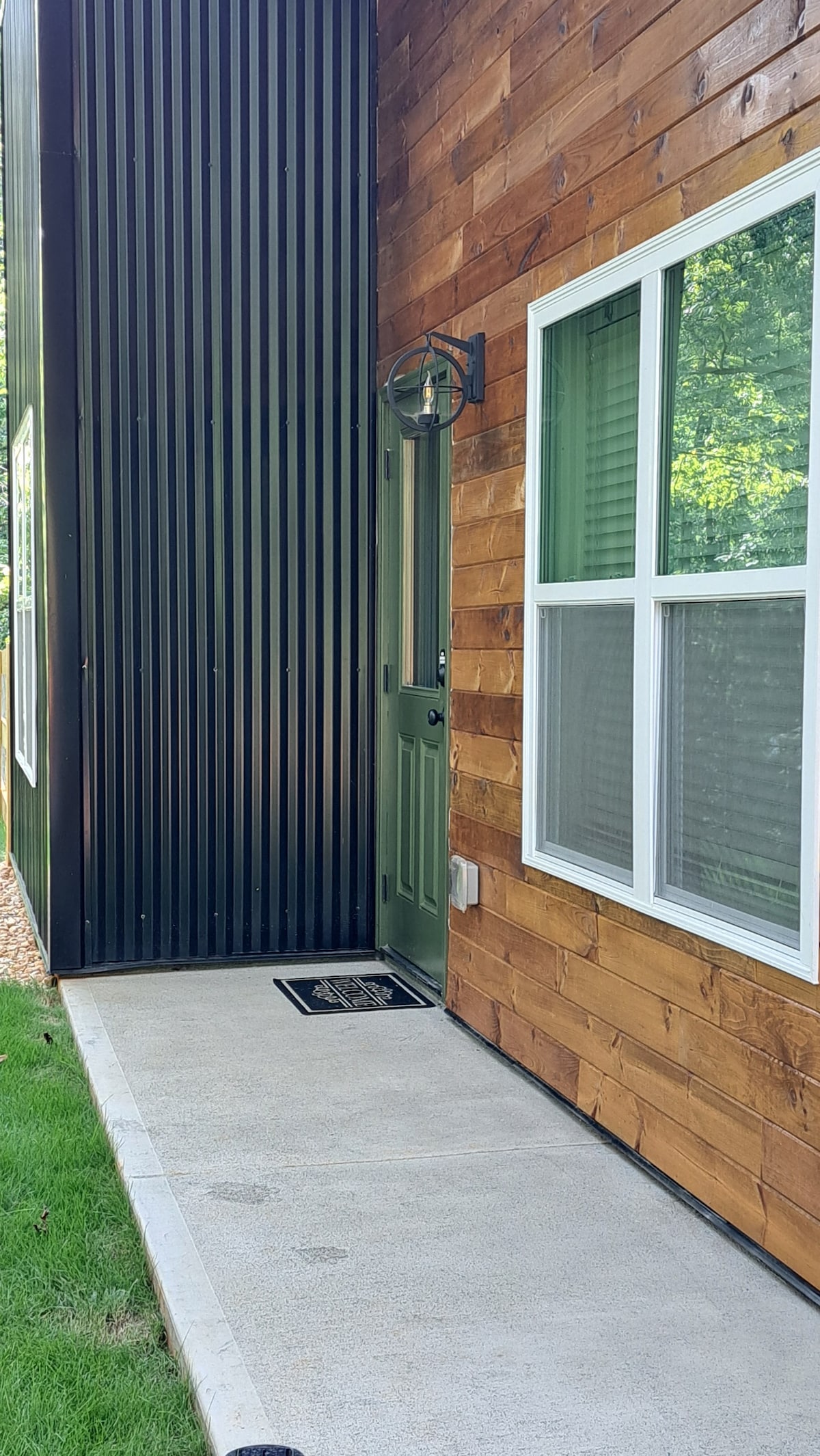 The Dogwood Cabin
2.2 miles from Lily Creek Farm