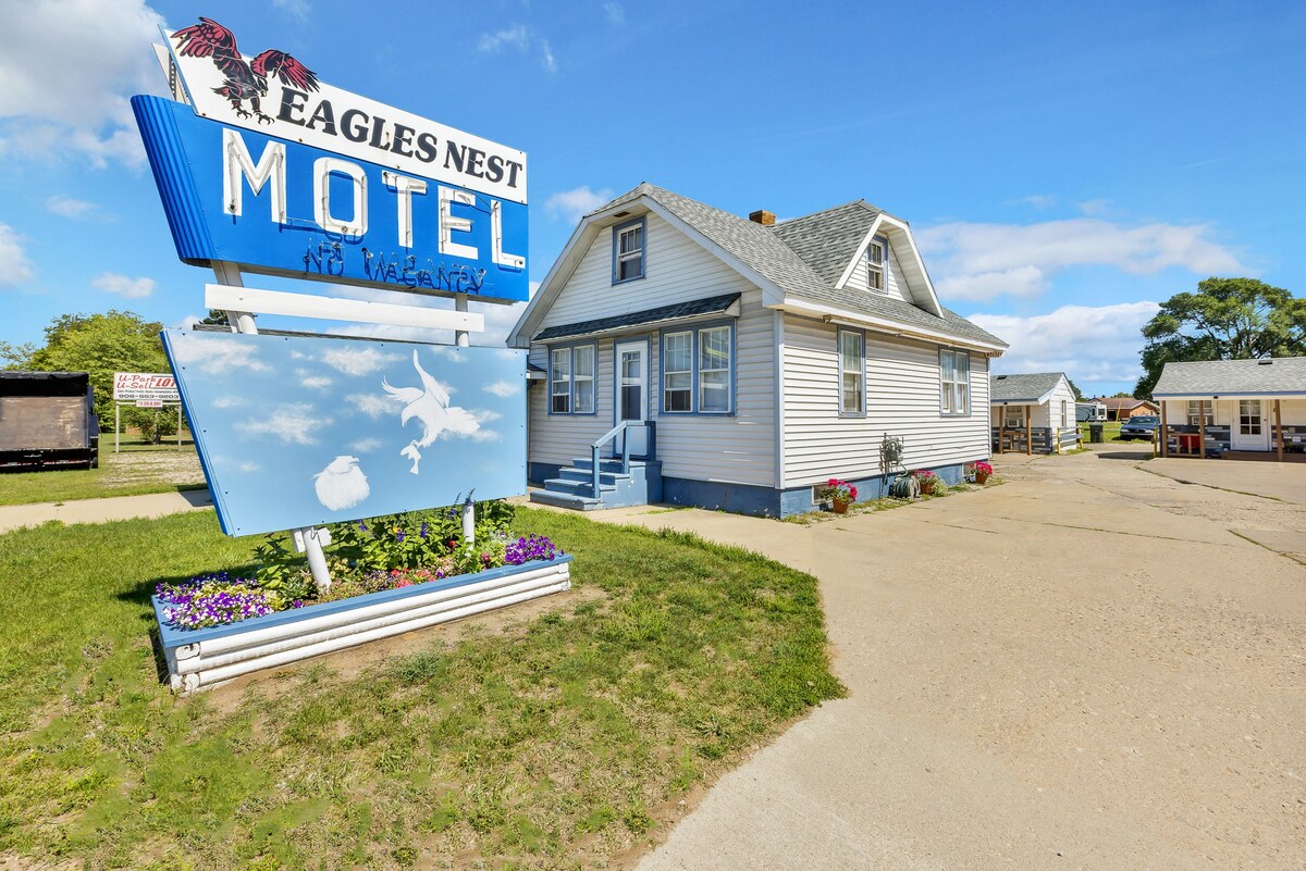 Large Room | Escanaba Motel | Queen Bed | WIFI