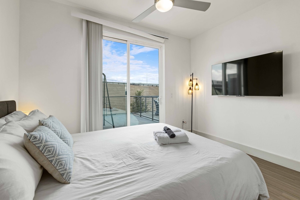 Downtown Aus | 2min walk 2 Convtion Ctr |Pool |2/2