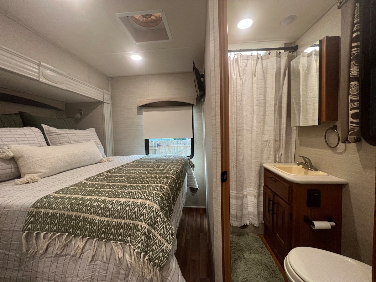 Murray Hill Cozy Rv with Pool Access