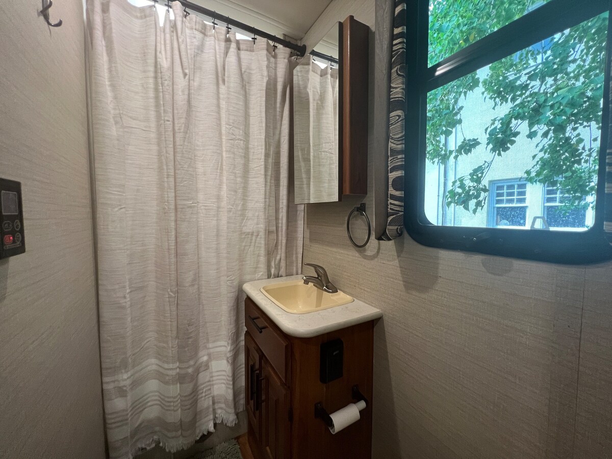 Murray Hill Cozy Rv with Pool Access
