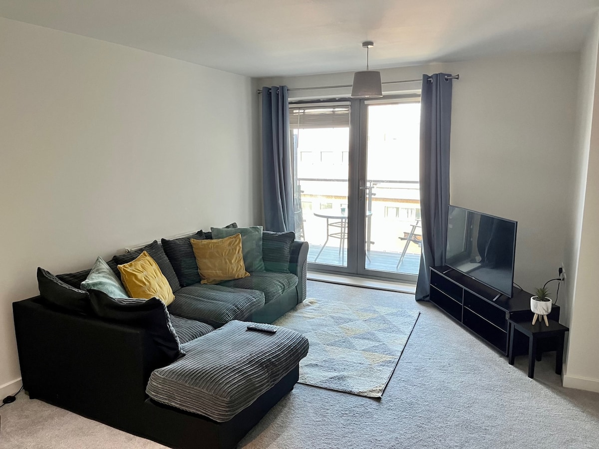 Central Watford Apartment Sleeps 5 with Parking