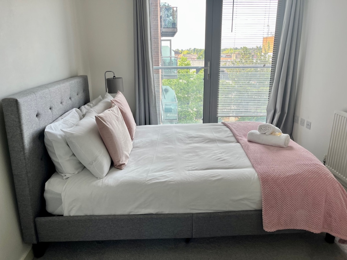 Central Watford Apartment Sleeps 5 with Parking