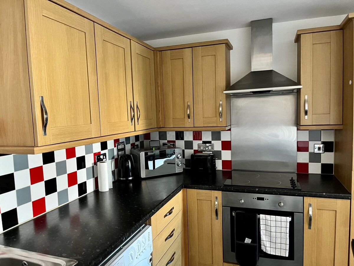 Central Watford Apartment Sleeps 5 with Parking