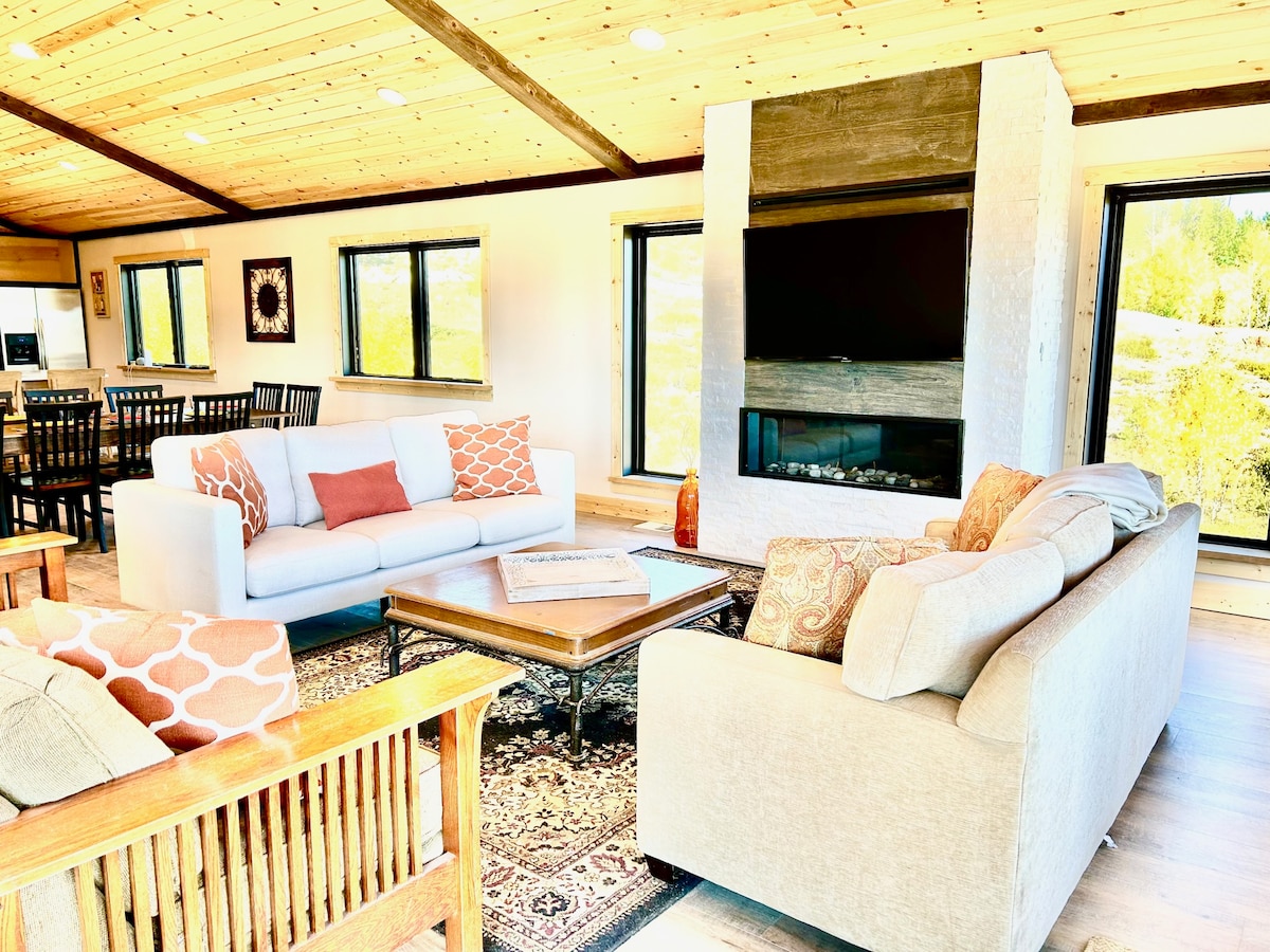 ꙮ Grand Lake Retreat: 2 King Bed Suites + Hot Tubꙮ