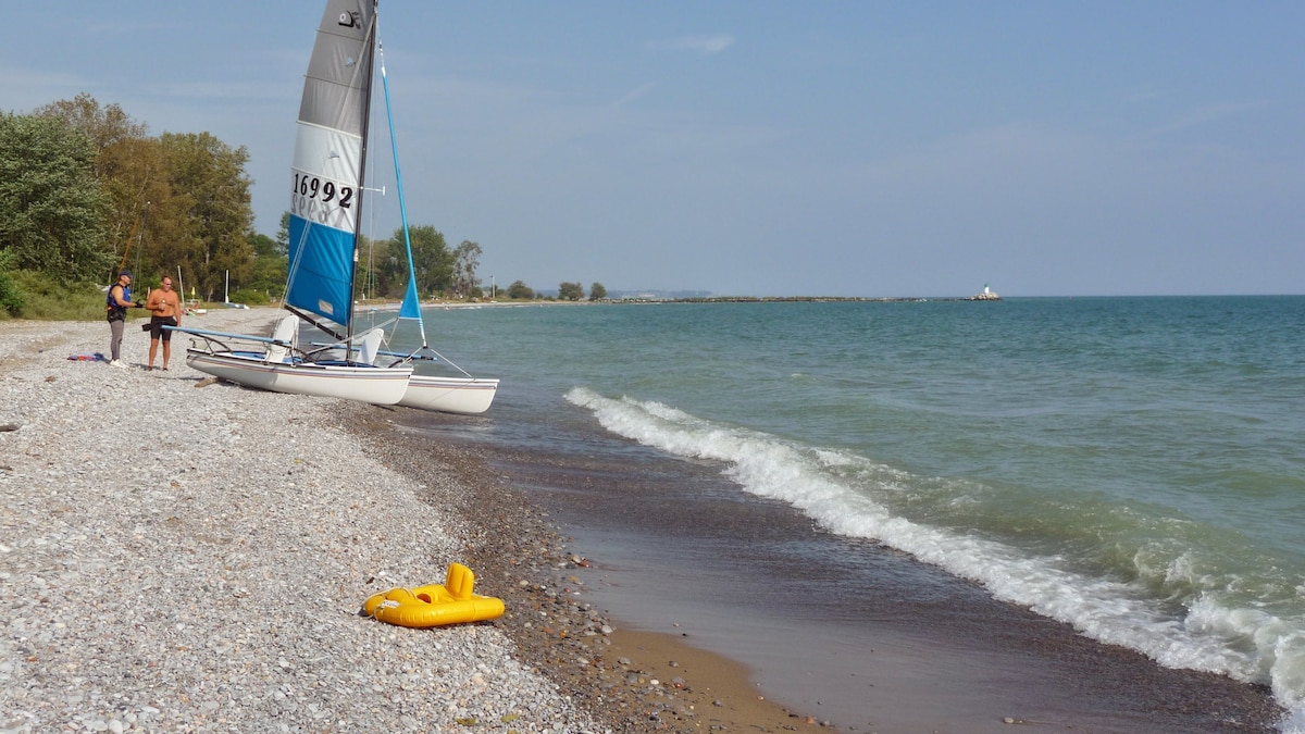 Private Beach & Hot Tub - 1 hr from Toronto