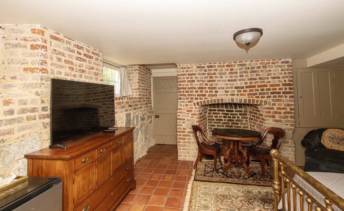 The Hearth Room - Strawberry Hill Petersburg