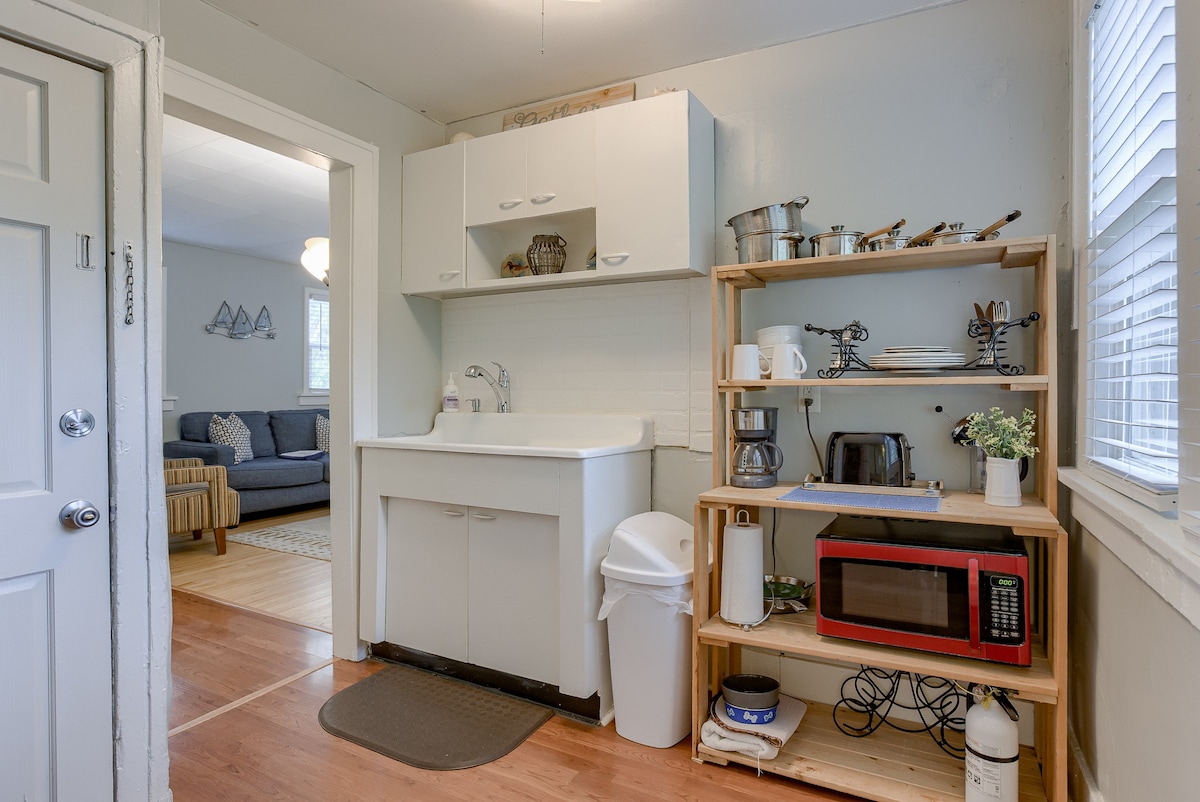 Walking Distance to UNMC-1 BR Carriage House