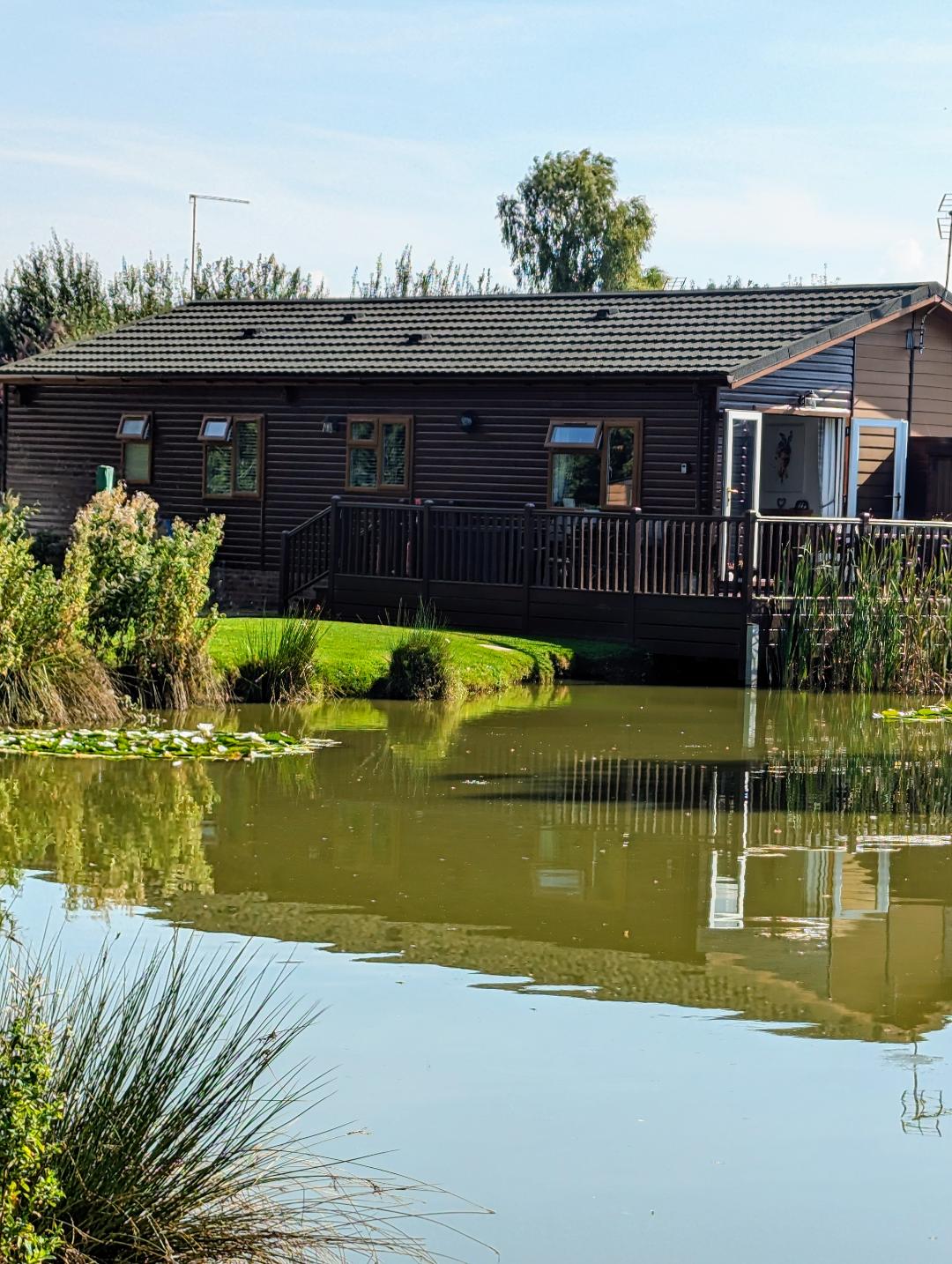 Waterside cabin with private fishing (LS7b)