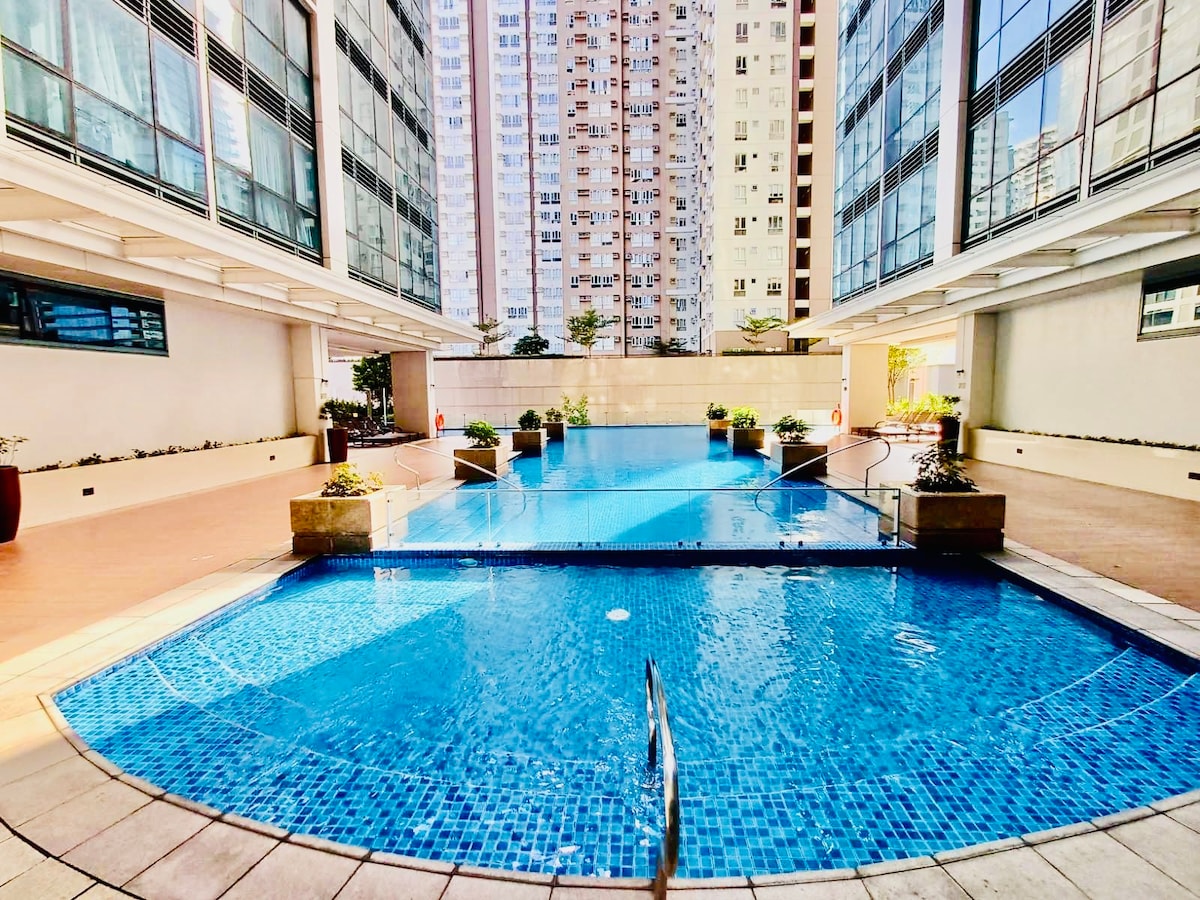 Modern Contemporary Luxury Suite Uptown BGC | Pool