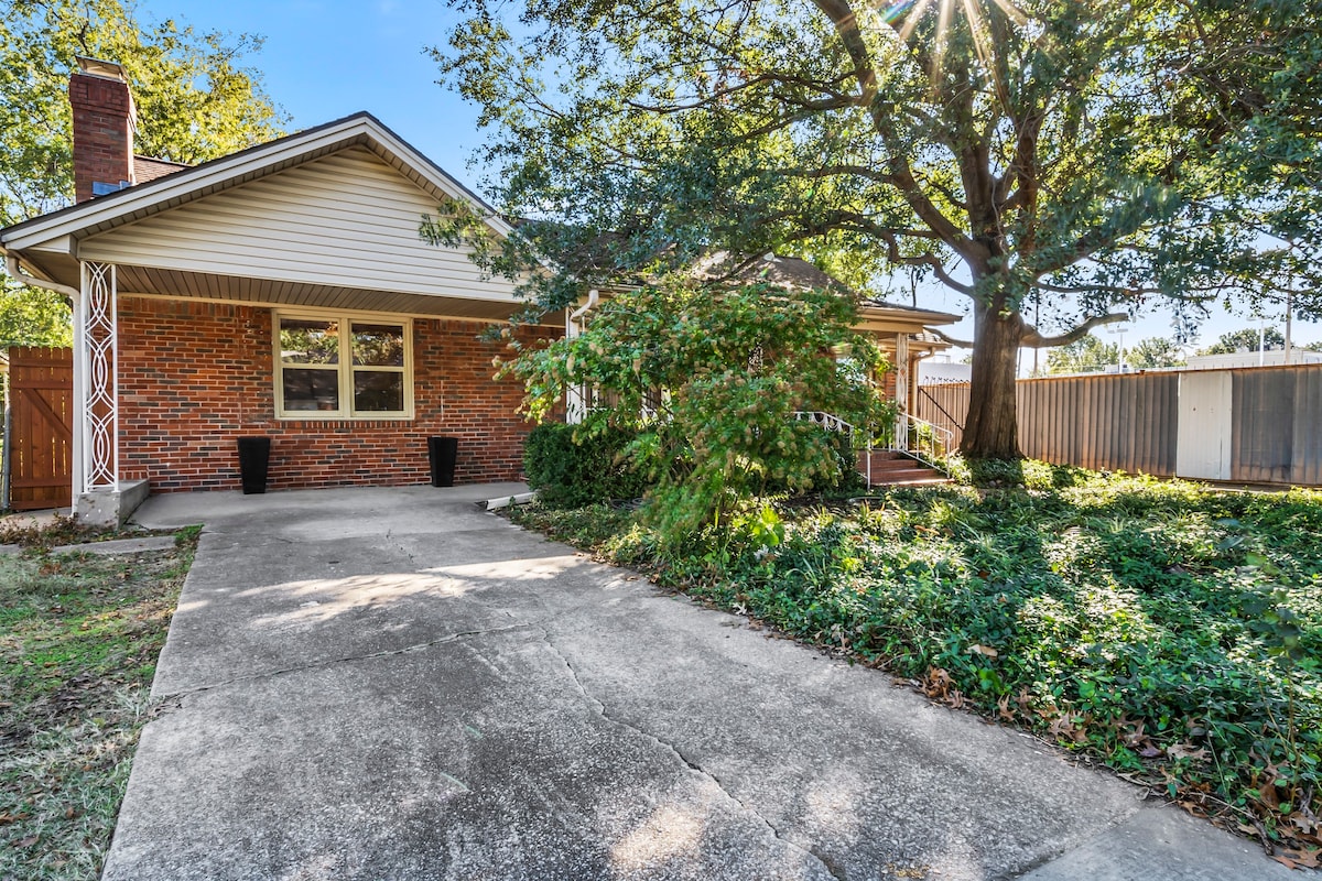 Expo 3BR/3BA Timeless Tulsa: 1940s Bungalow