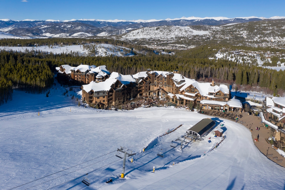 2 BR Christmas on the Mountain Ski-in/out Sleeps 8