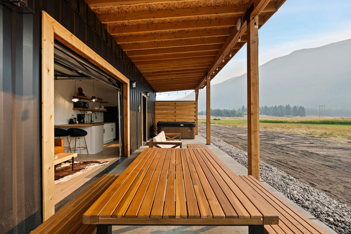 Rustic Cowboy Container w/ Hot Tub Near Glacier