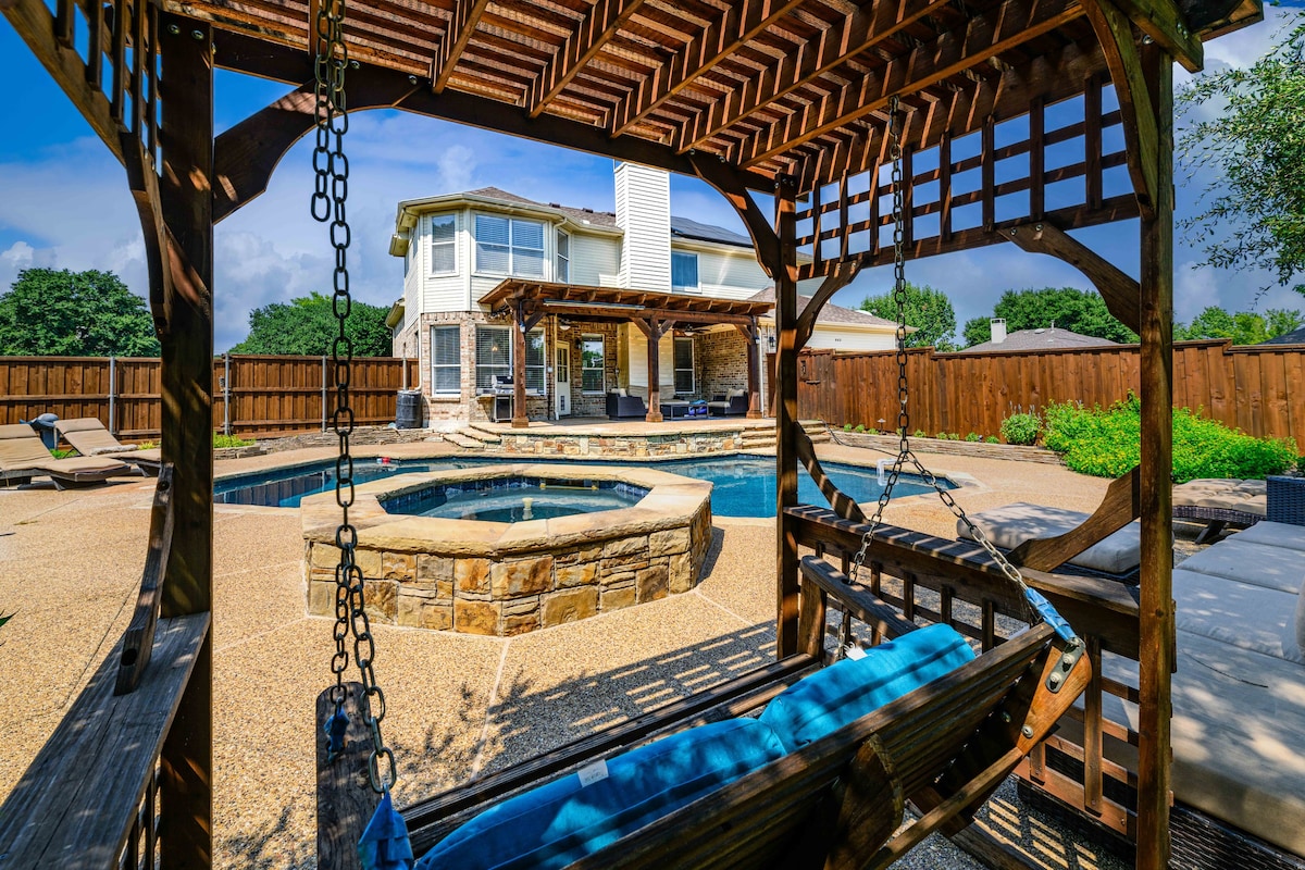 Lavish secluded Home; Heated Pool, Hot Tub & Grill